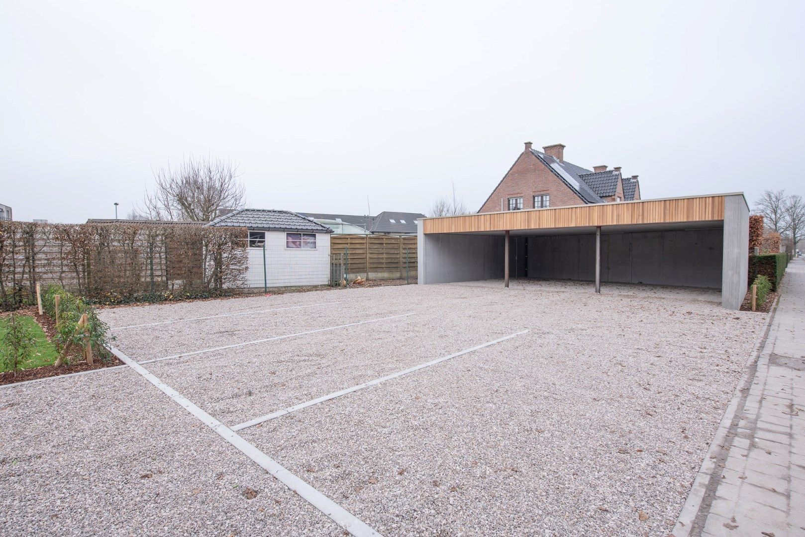 TE HUUR: Instapklare handelsruimte van 225m² op zeer commerciële ligging te Wielsbeke! foto 3