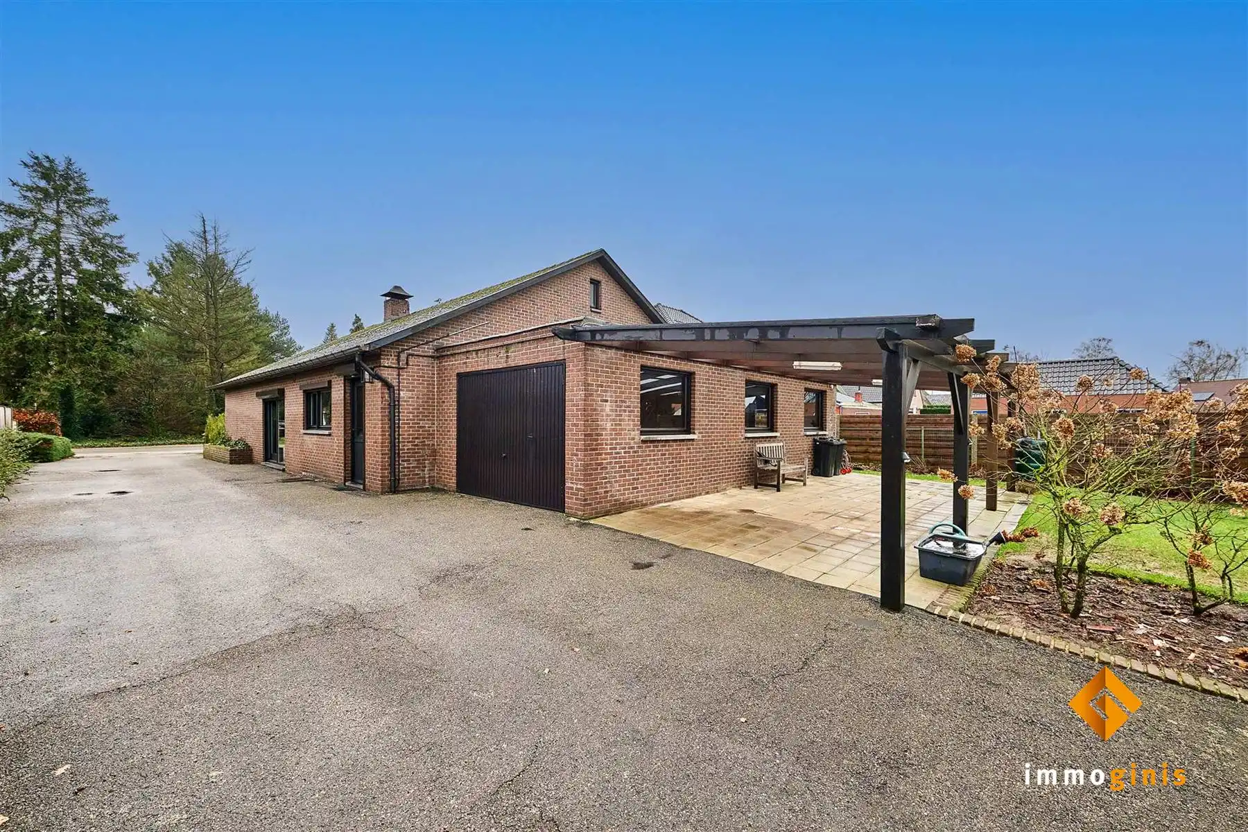 Verrassend ruime, gelijkvloerse woning met 3 slaapkamers en inpandige garage op een mooi perceel van 12a55ca!  foto 21