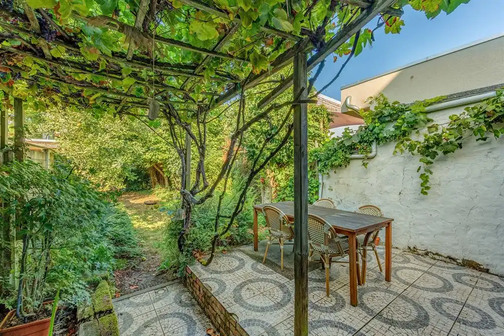 Charmante woning met prachtige tuin foto 2