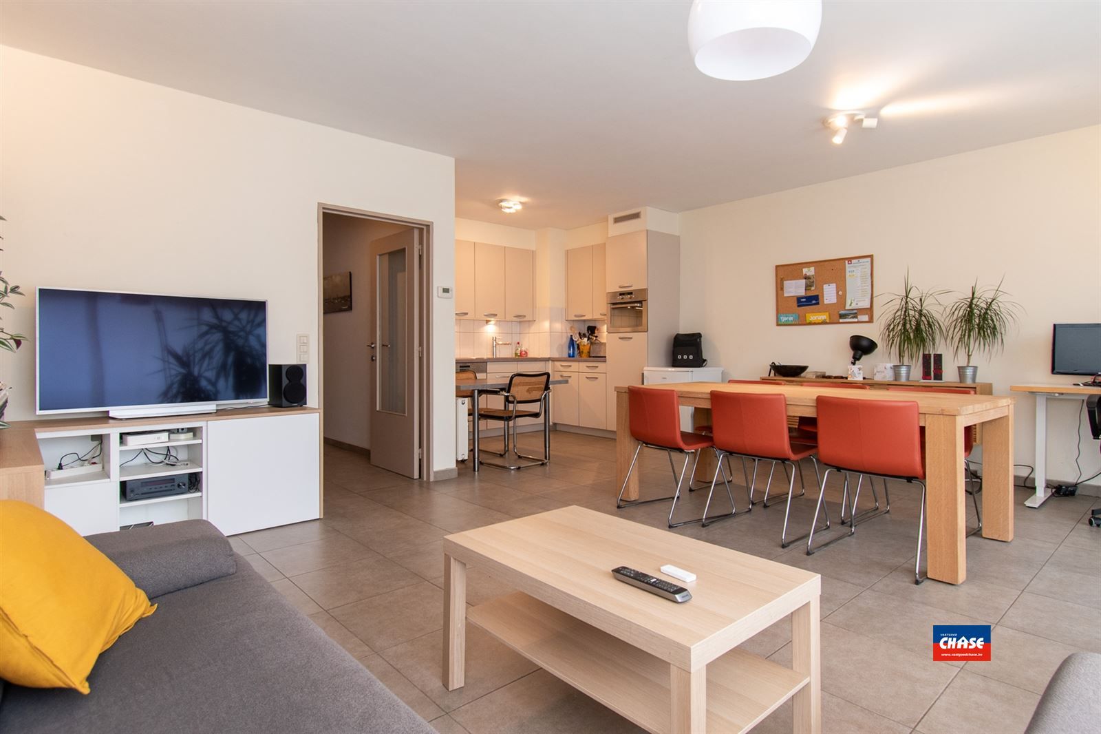 Ruim instapklaar appartement met 2 slaapkamers + terras + P foto 2