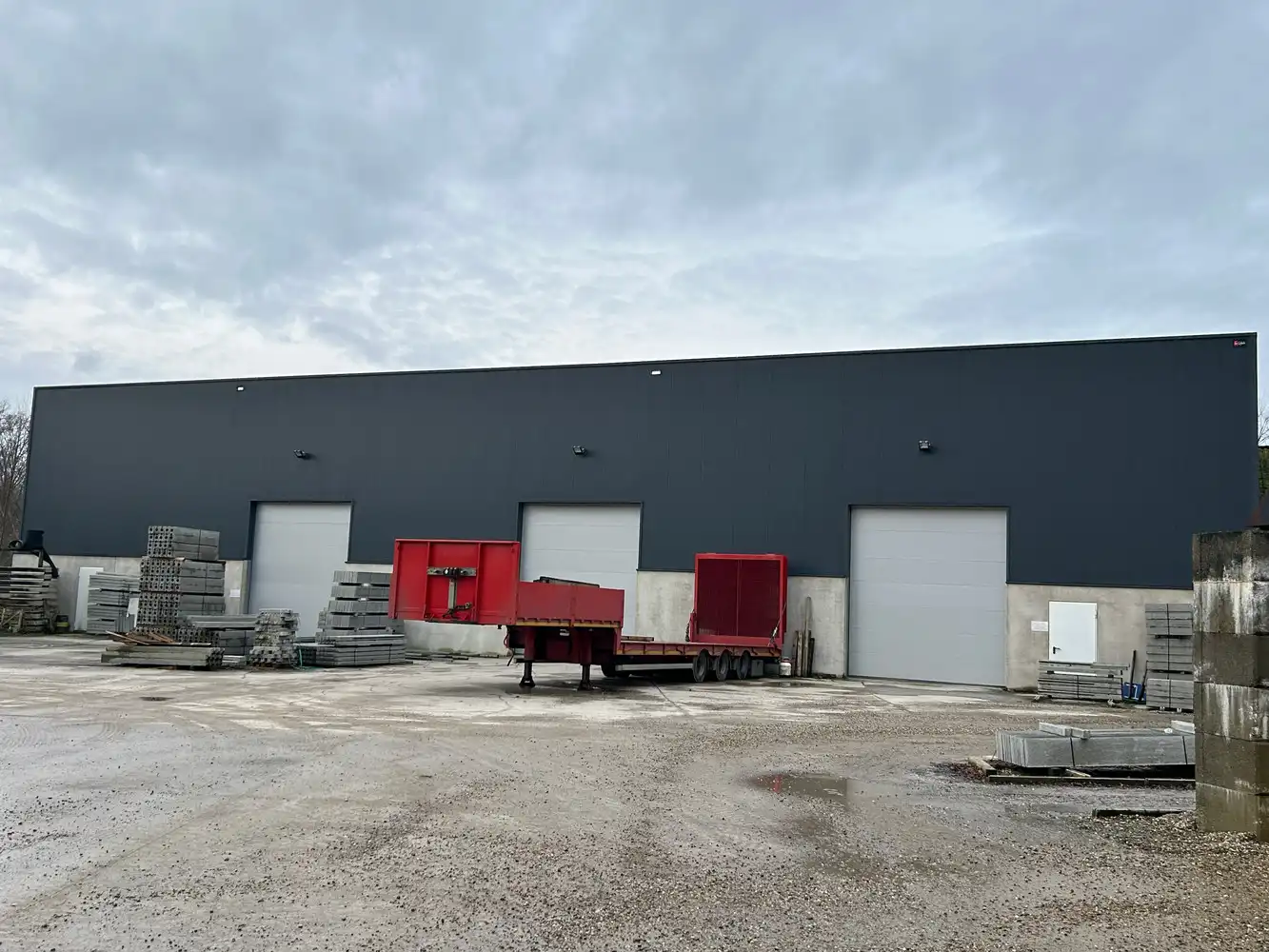 BEDRIJGSPANDEN MET KANTOREN EN MACHINES EN ROLLEND MATERIEEL foto 17