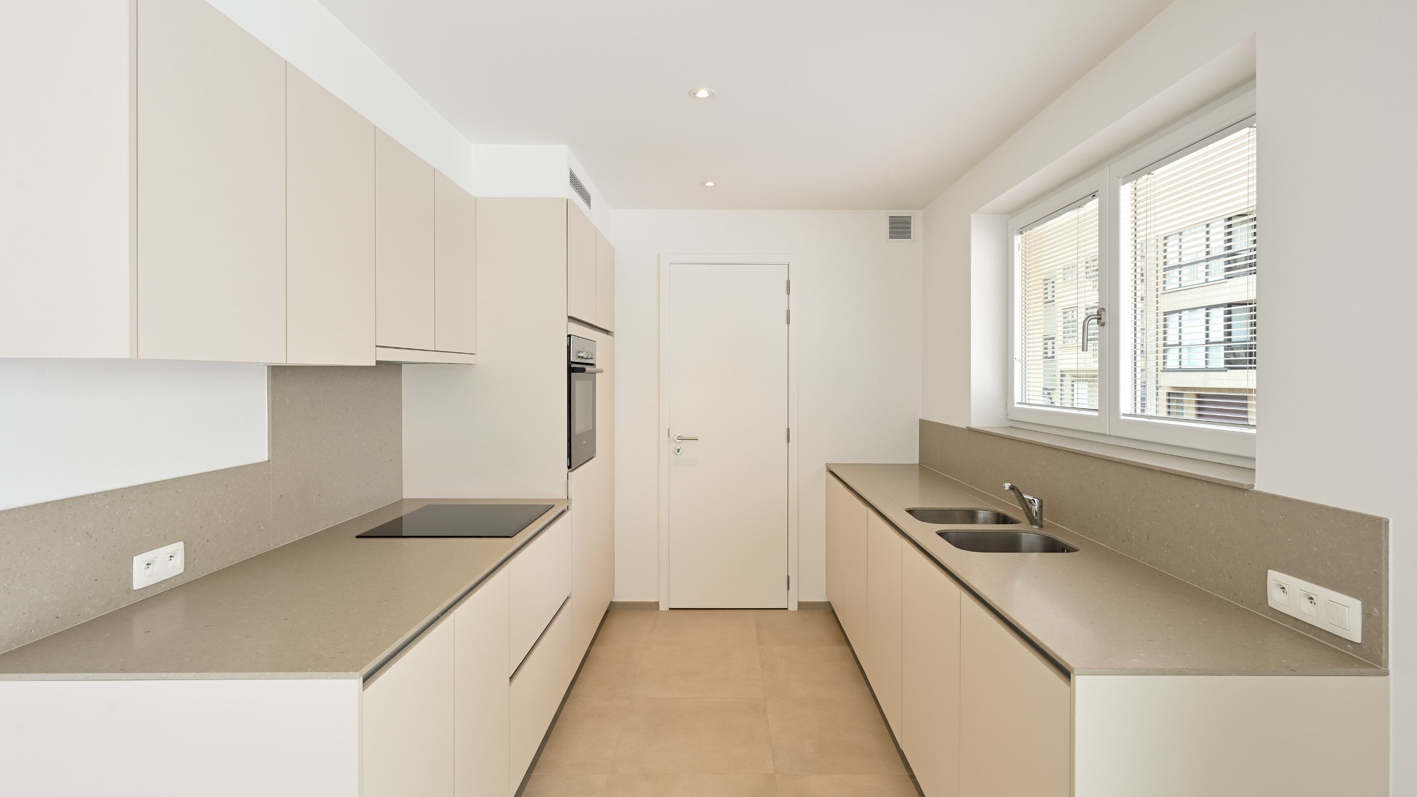 Prachtig, recent (2013) hoek-appartement perfect centraal gelegen op de hoek van de Paul Parmentierlaan en de Blancgarinstraat, op een steenworp afstand van de  foto 6