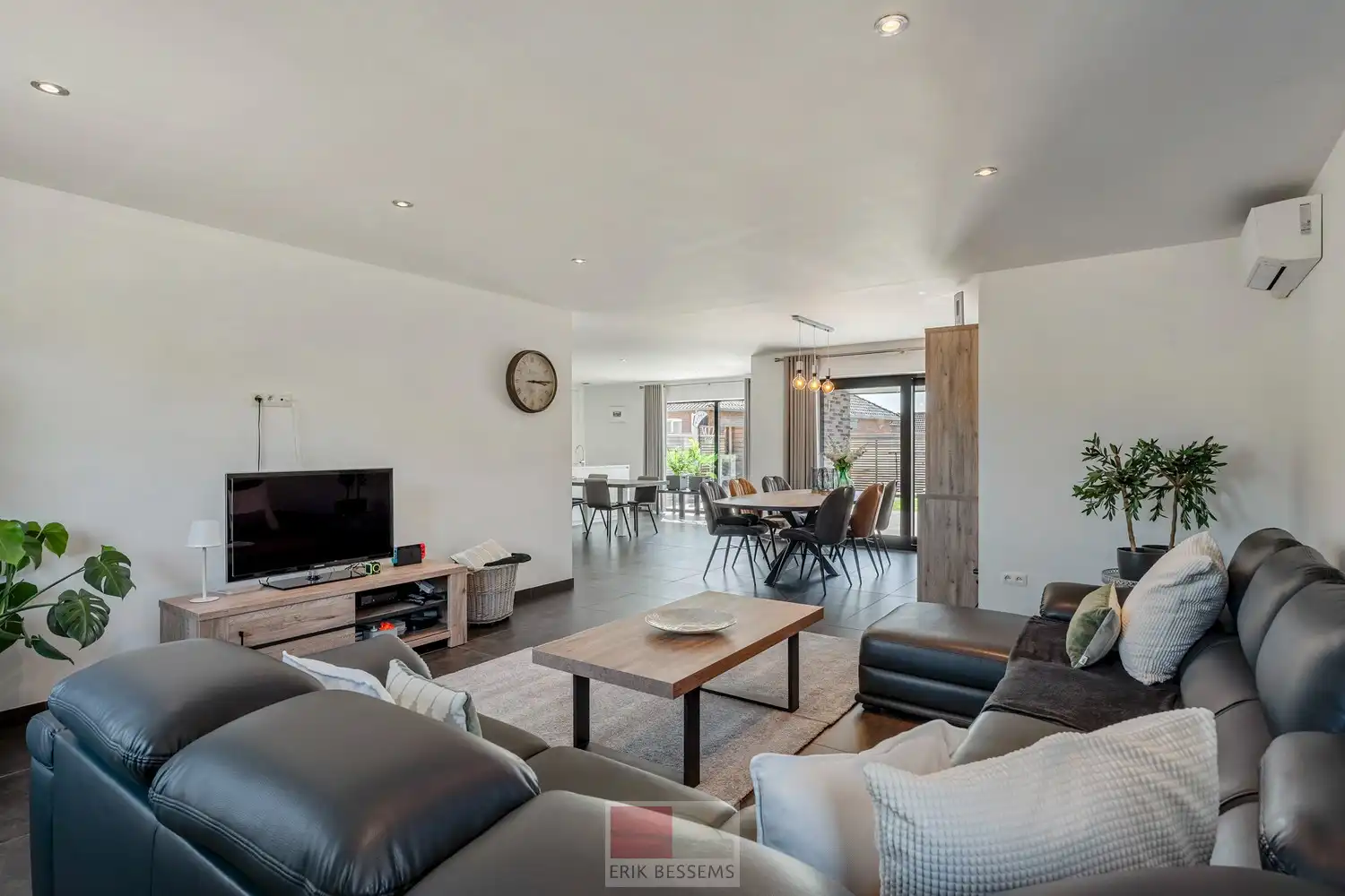 Deze moderne halfopen woning, gebouwd in 2016, biedt een bewoonbare oppervlakte van maar liefst 232 m² op een perceel van 377 m² en maar liefst 5 slaapkamers waarvan er eentje in gebruik is als bureau. foto 9