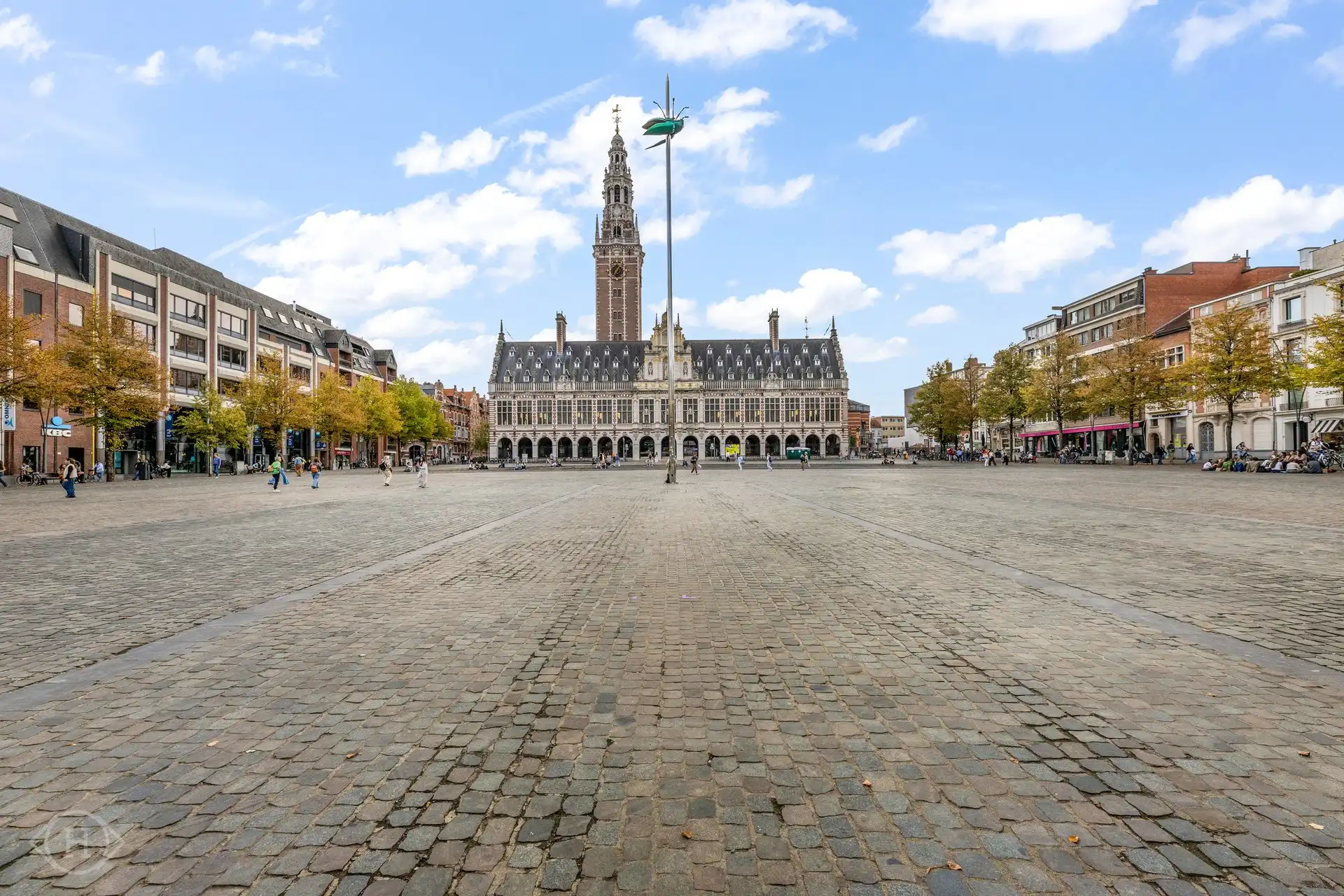 Ruim handelspand op toplocatie aan Ladeuzeplein foto 12