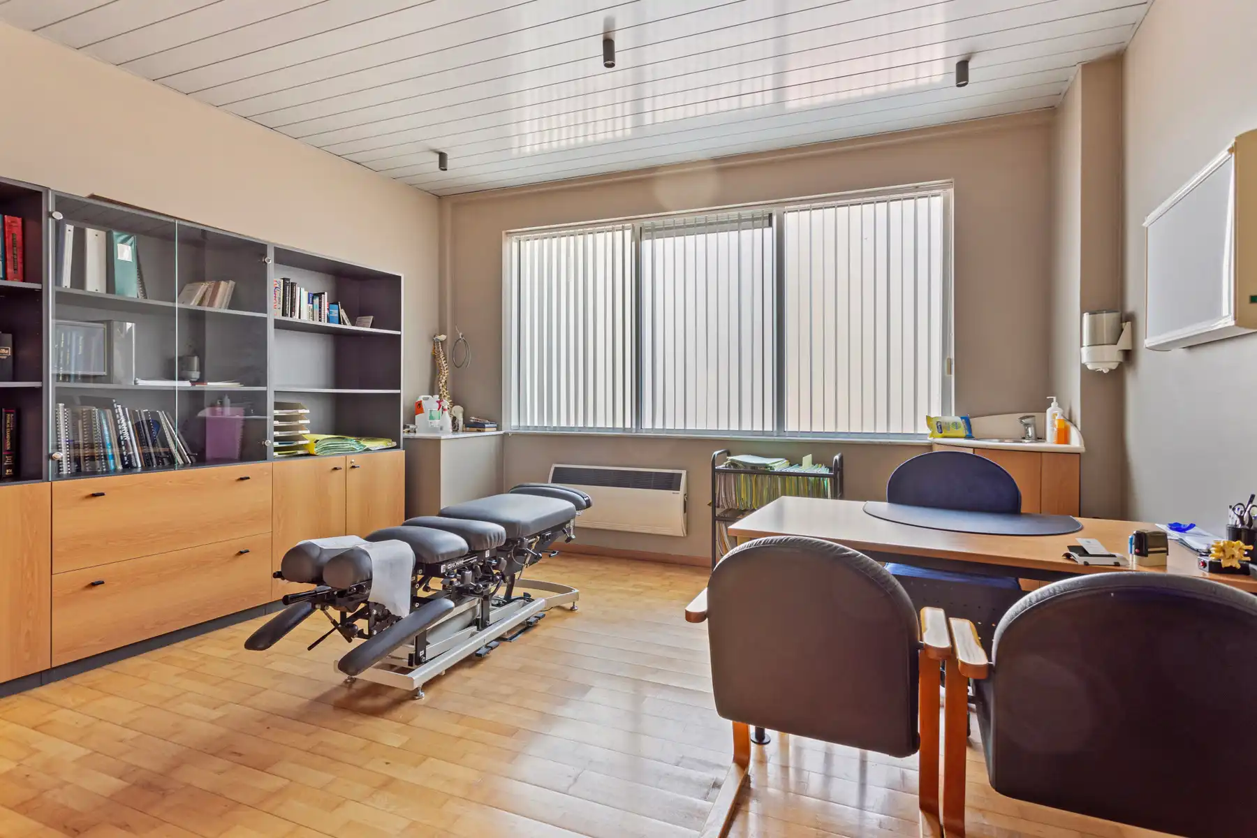 Gelijkvloerse praktijk + leefruimte en koer te centrum Halle foto 6