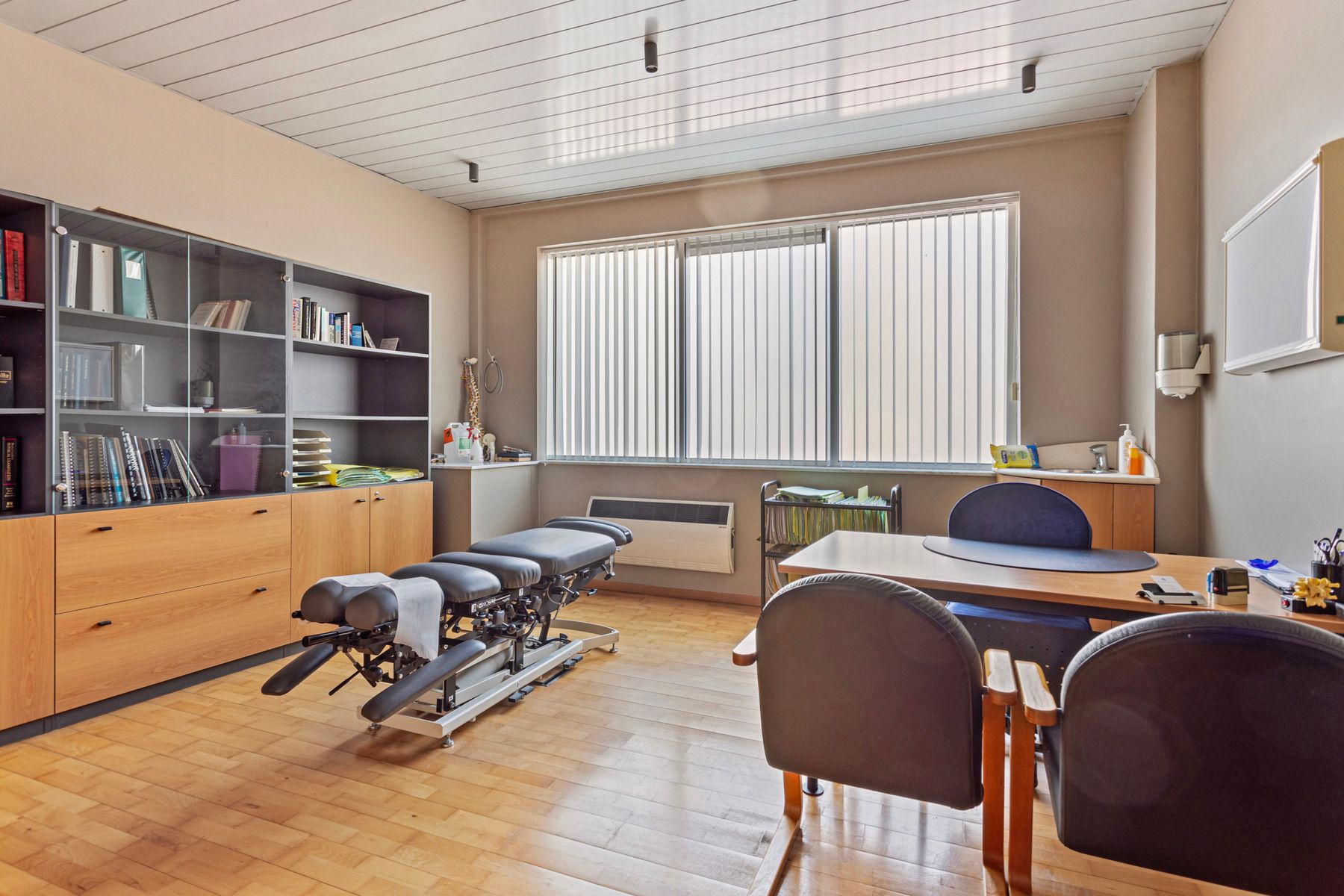 Gelijkvloerse praktijk + leefruimte en koer te centrum Halle foto 6