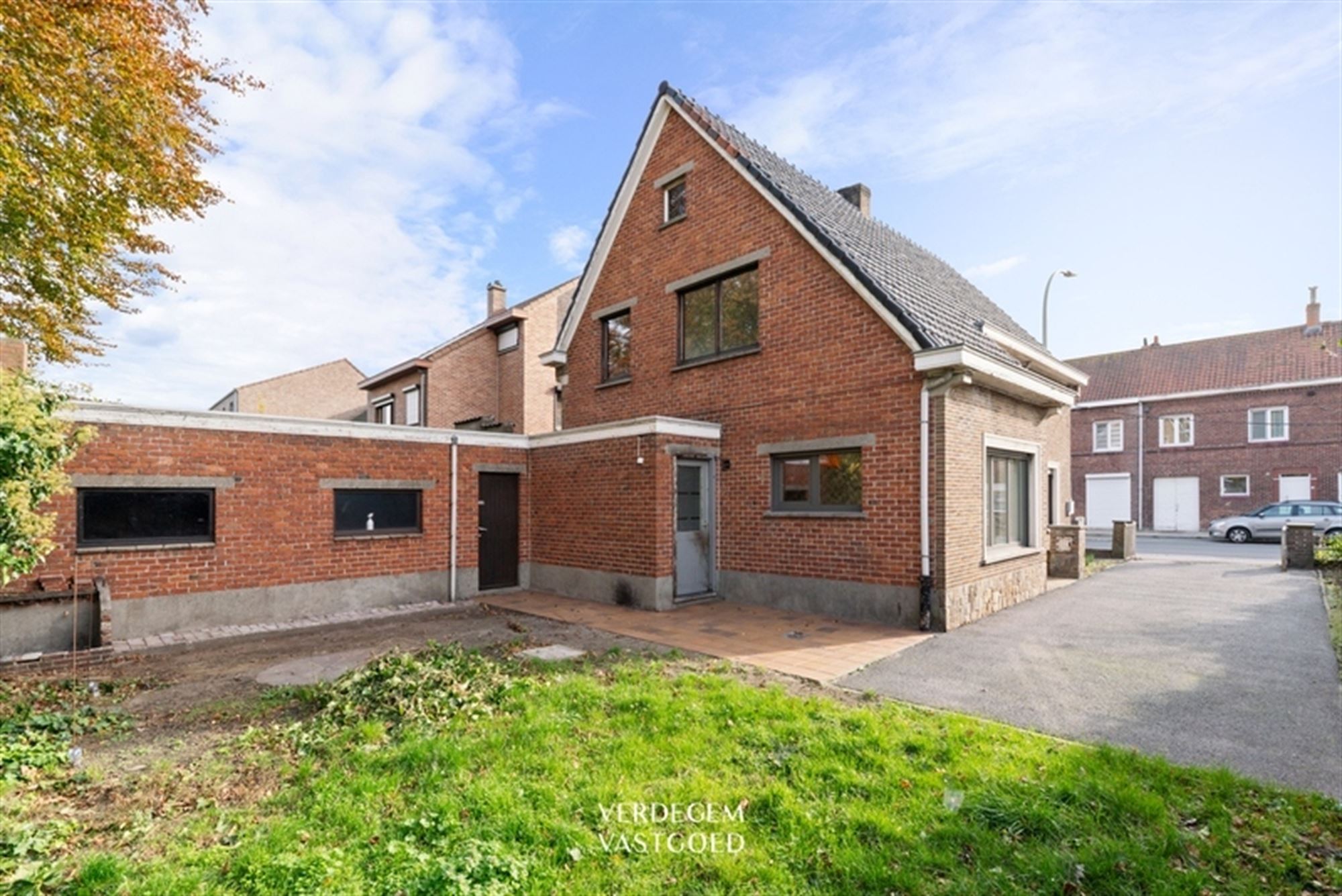 Ruime, op te knappen, woning met 3  slaapkamers, tuin en garage foto 14