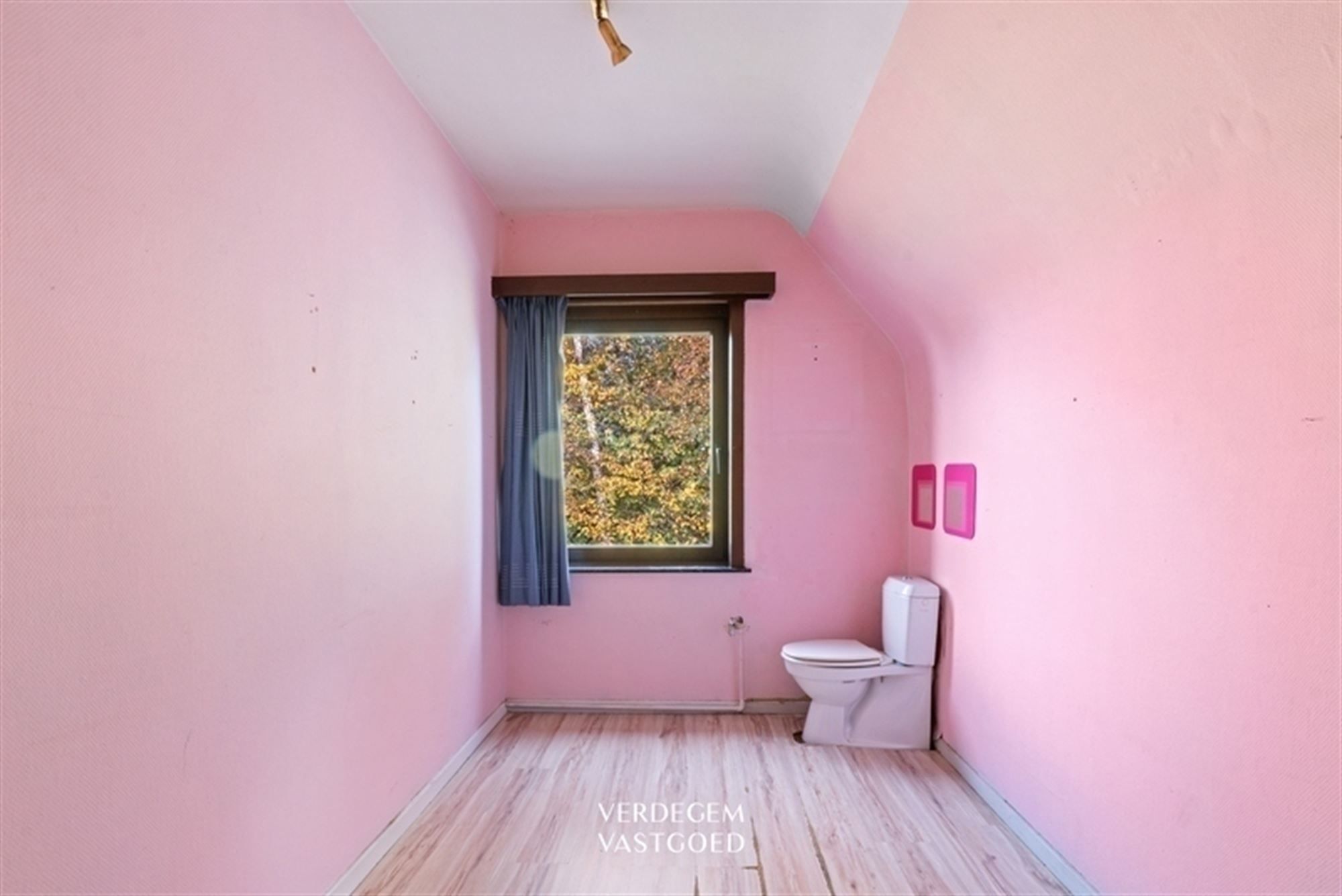 Ruime, op te knappen, woning met 3  slaapkamers, tuin en garage foto 14