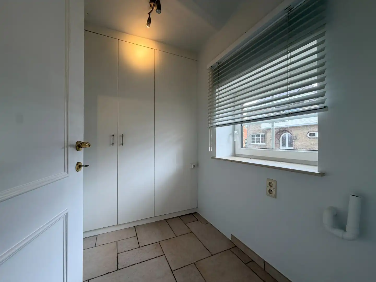 Bijzonder charmante benedenwoonst met 1 slaapkamer, veranda, terras en twee autostandplaatsen foto 17