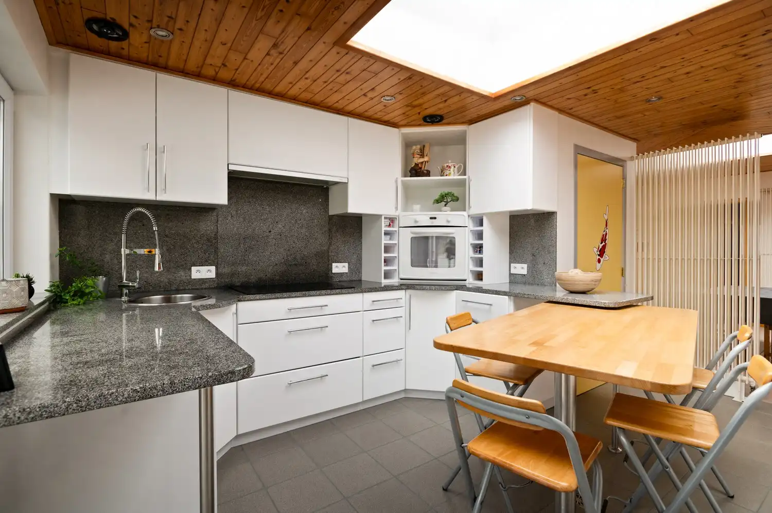 Gezellige woning met 3 slaapkamers en tuin met vijver in Wijnegem foto 7