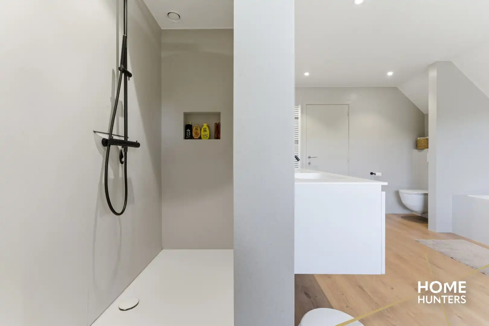 luxe villa met 4 slaapkamers, ruime tuin en een dubbele garage op een rustige locatie te Ieper foto 24