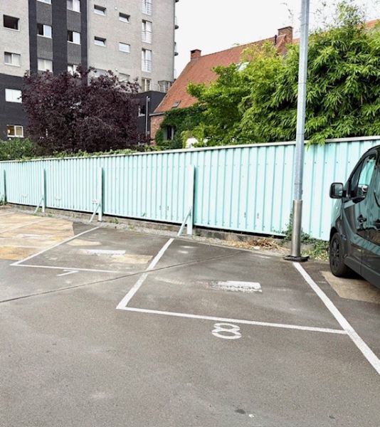 Autostandplaats op afgesloten parking foto 2