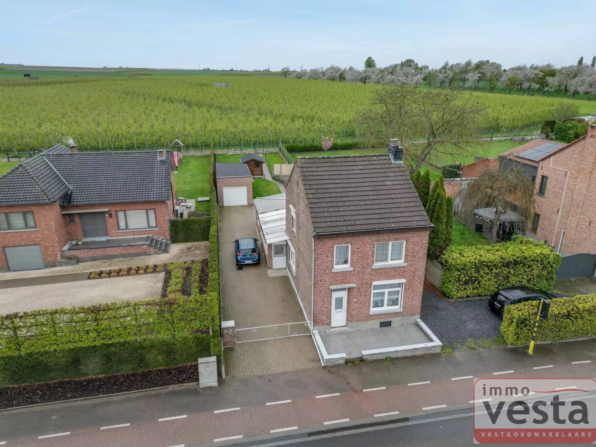 Landelijke woning met met mogelijkheid tot 4 slaapkamer, garage, tuin en toegang via achtergelegen weg. foto 2