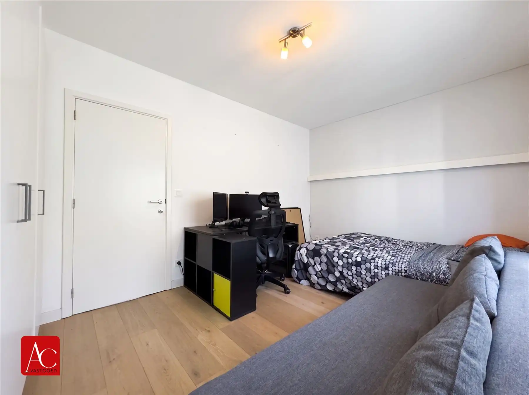 Vrijstaande woning met zwembad in rustige wijk foto 19