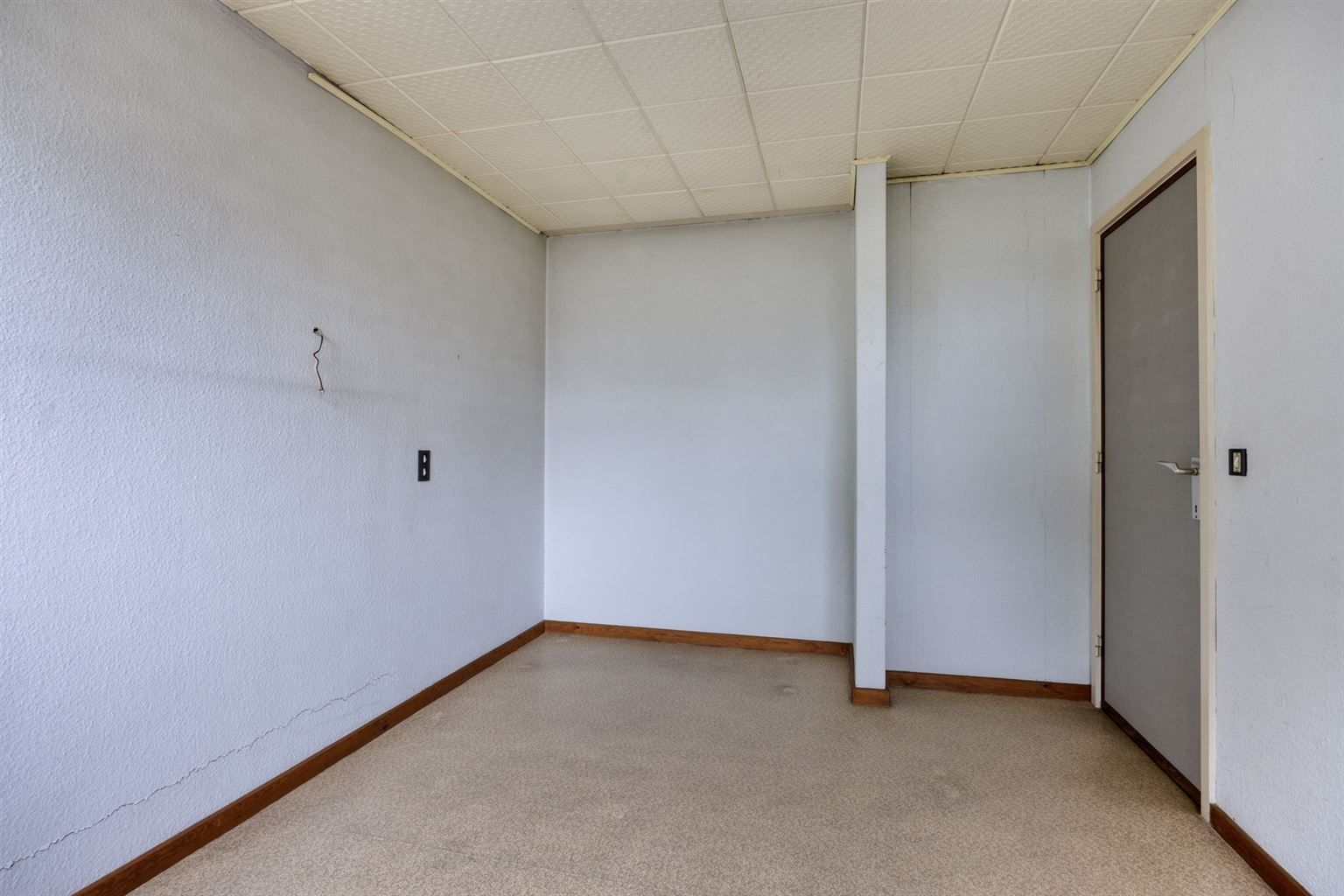 Vrijstaande woning in 70s stijl op een uniek perceel van 15a93ca met 5 slaapkamers, inpandige garage en riante tuin, gelegen op een rustige toplocatie nabij het centrum van Maaseik. foto 29