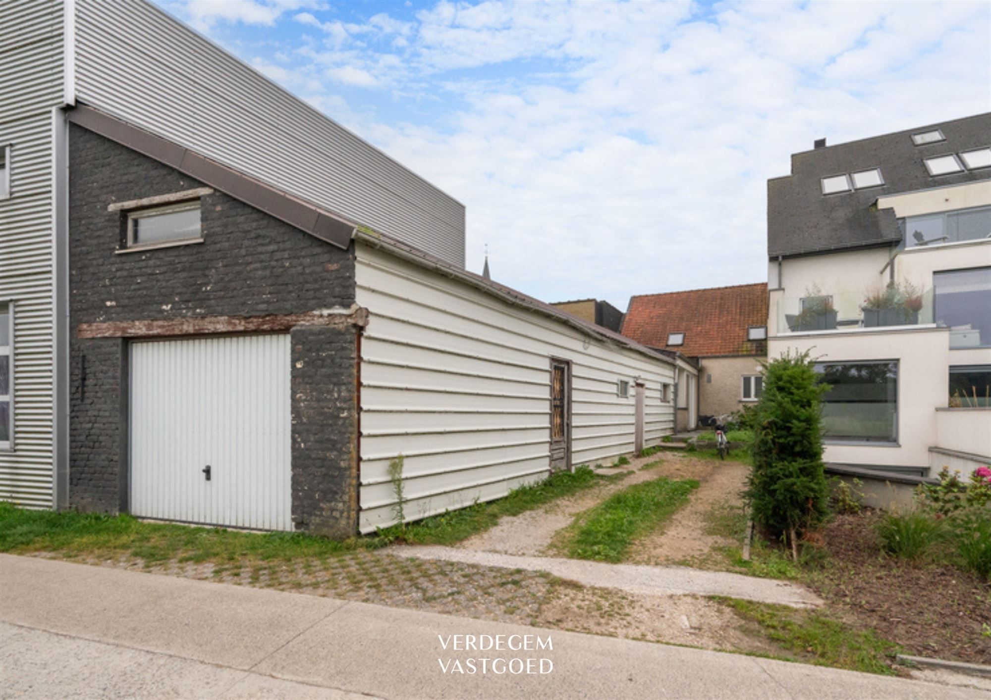 Dorpswoning met 4 slaapkamers, garage en tuintje foto 12