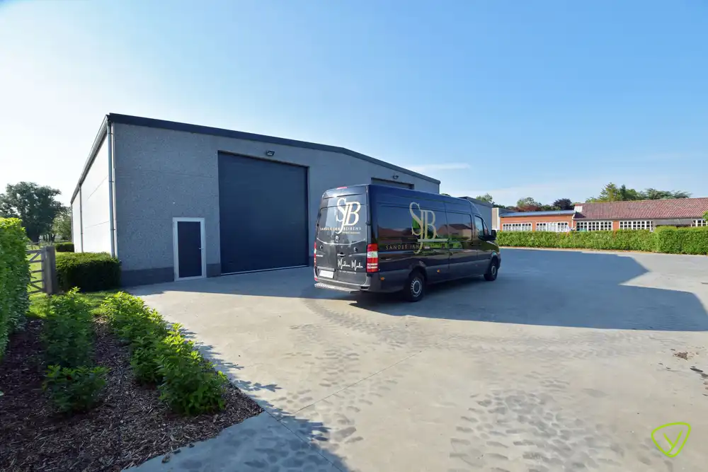 Instapklaar magazijn nabij de Dorpskern van Watervliet met ruime inrijpoort foto {{pictureIndex}}