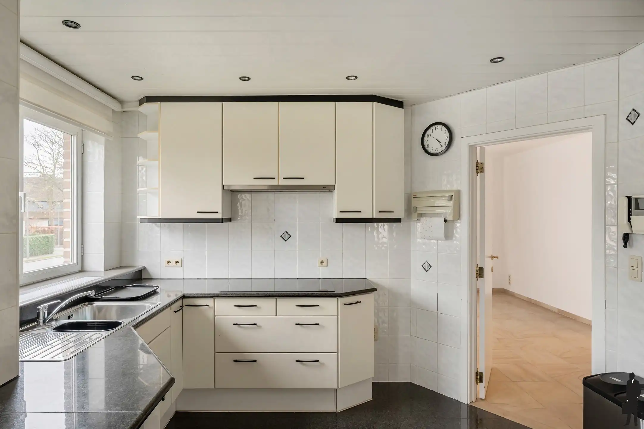 Ruim villa-appartement met 4 slaapkamers & garage foto 16