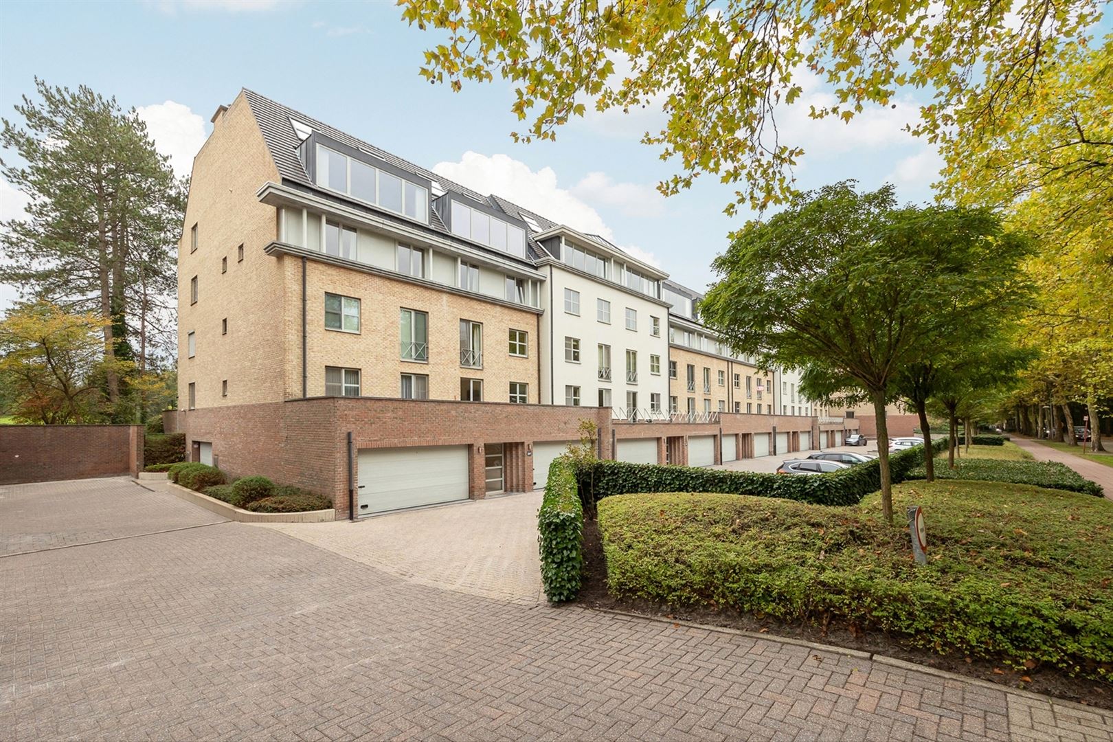 Gelijkvloers appartement met uniek groen zicht op GOLF van Brasschaat foto {{pictureIndex}}