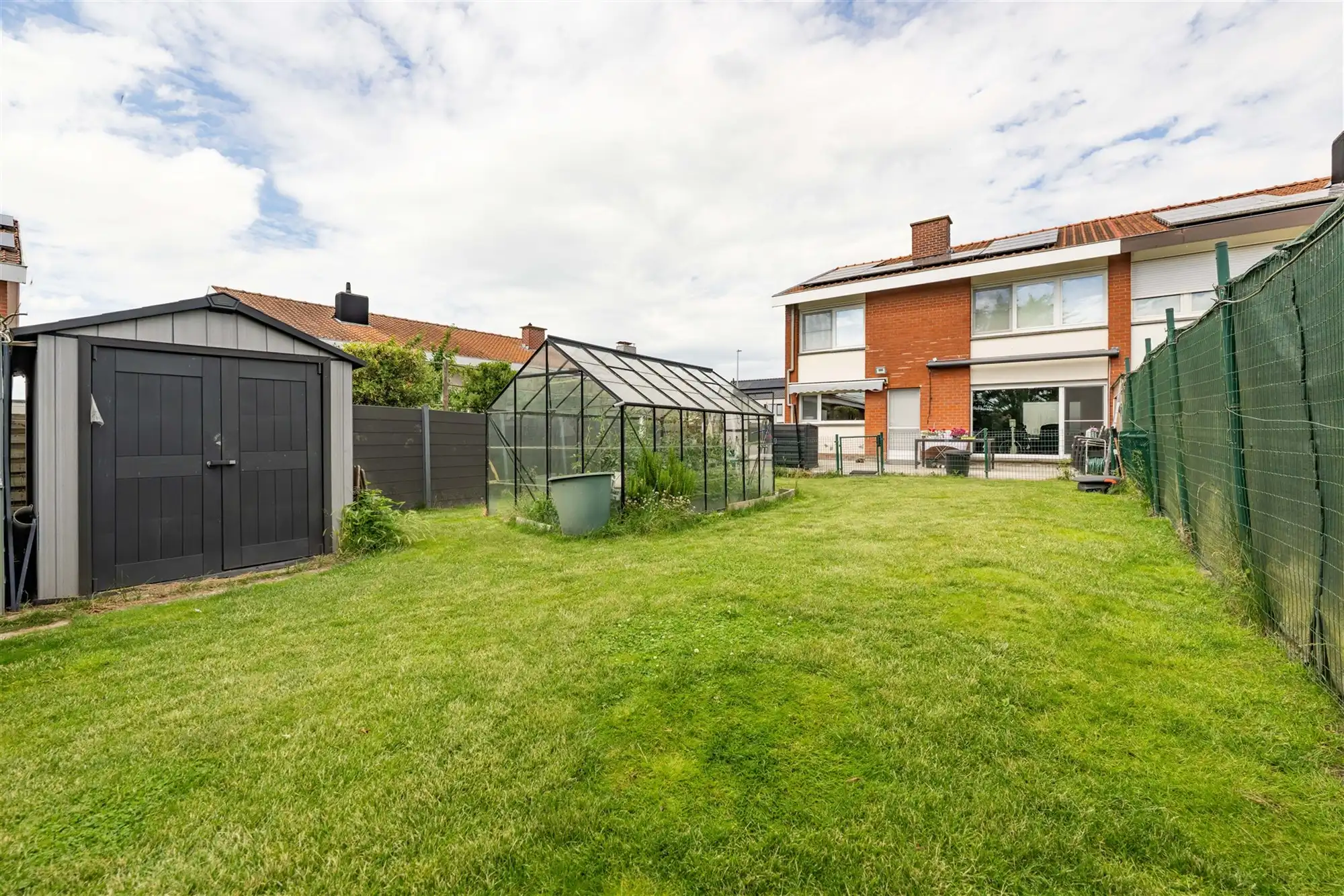 Halfopen woning met 4 slaapkamers, garage en zongerichte tuin foto {{pictureIndex}}