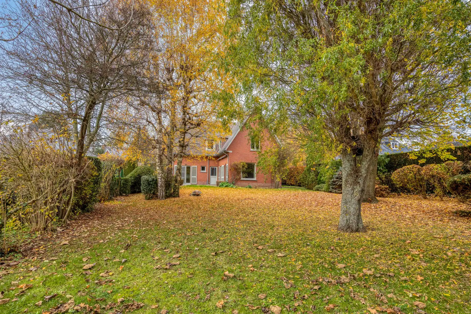 Gezinswoning met 6 slaapkamers op een perceel van 12a foto 12