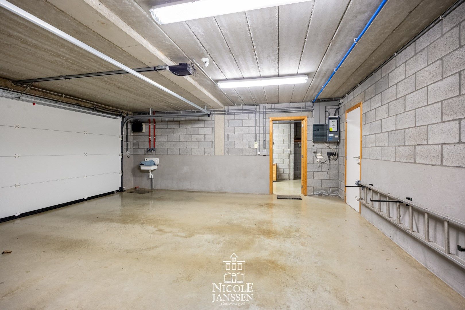 Zeer moderne en luchtige woning in een rustige, groene omgeving foto 25