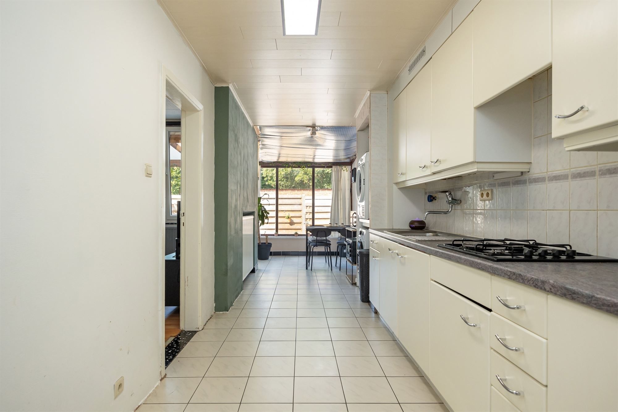 Gelijkvloersappartement met stadskoer en garagebox foto 8