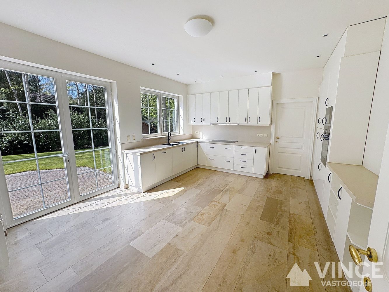 Prachtige villa in een rustige straat, omringd door groen foto 10
