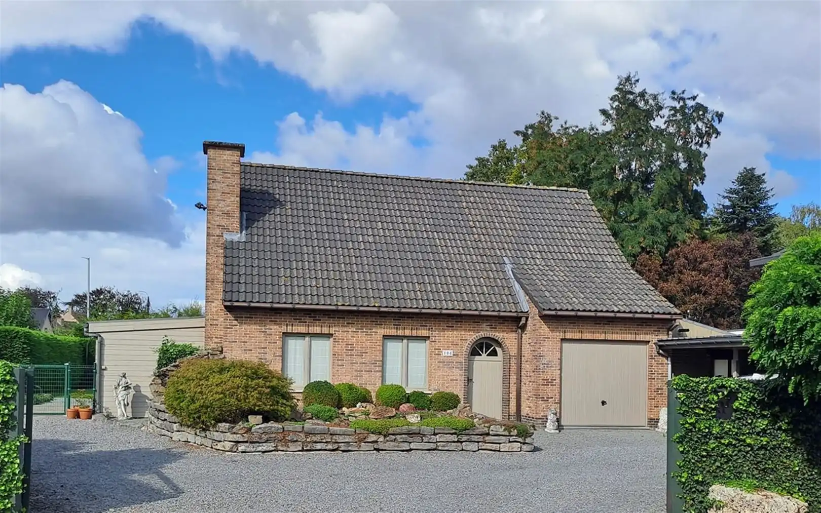 Ruime open bebouwing met grote tuin & bijgebouwen in Stekene foto {{pictureIndex}}