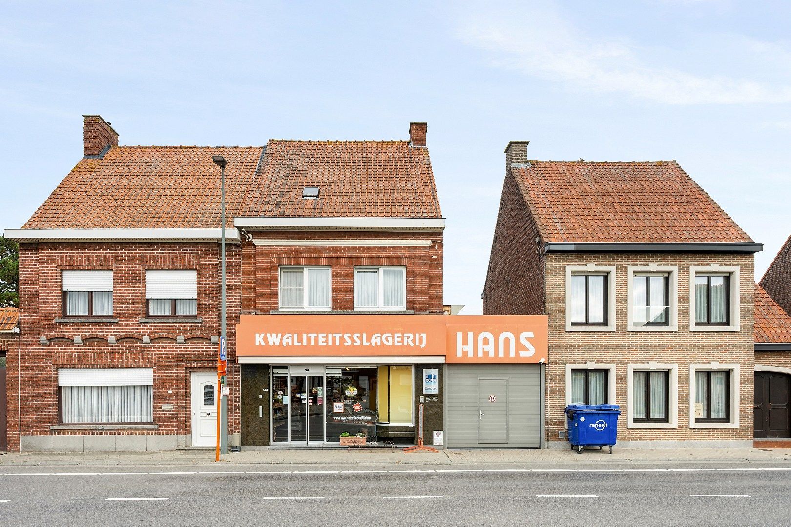 COMMERCIËLE HANDELSWOONST MET 3 SLPKS, GROTE GARAGE EN GUNSTIG EPC foto 2