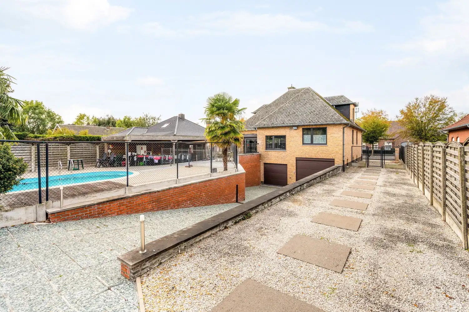 Ruimte, rust en bereikbaarheid: Solide villa met zwembad en achteringang op toplocatie in Erembodegem foto 5