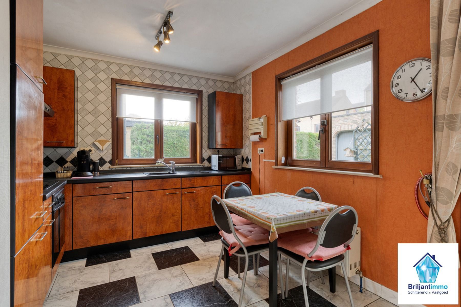 Halfopen bebouwing met veel ruimte op toplocatie foto 11