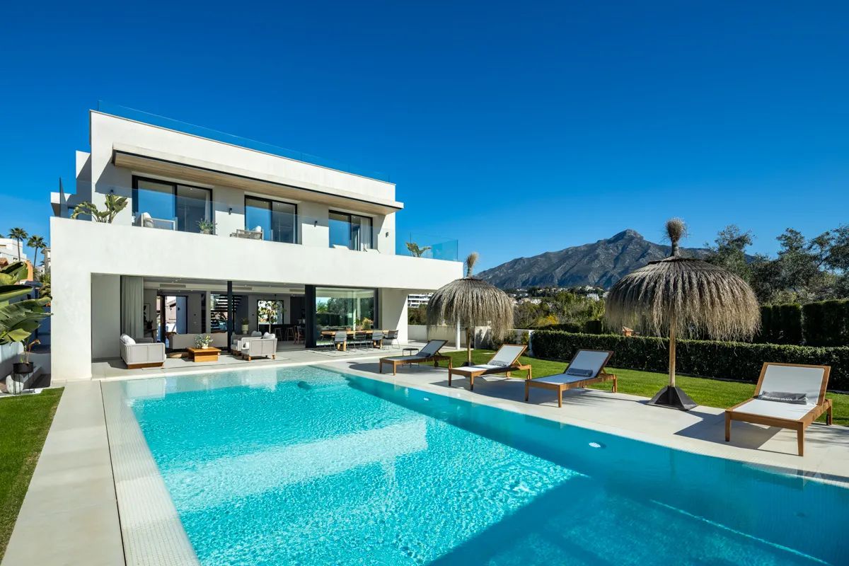 Stijlvol wonen in La Cerquilla – moderne luxe in het hart van Marbella’s Golf Valley foto {{pictureIndex}}
