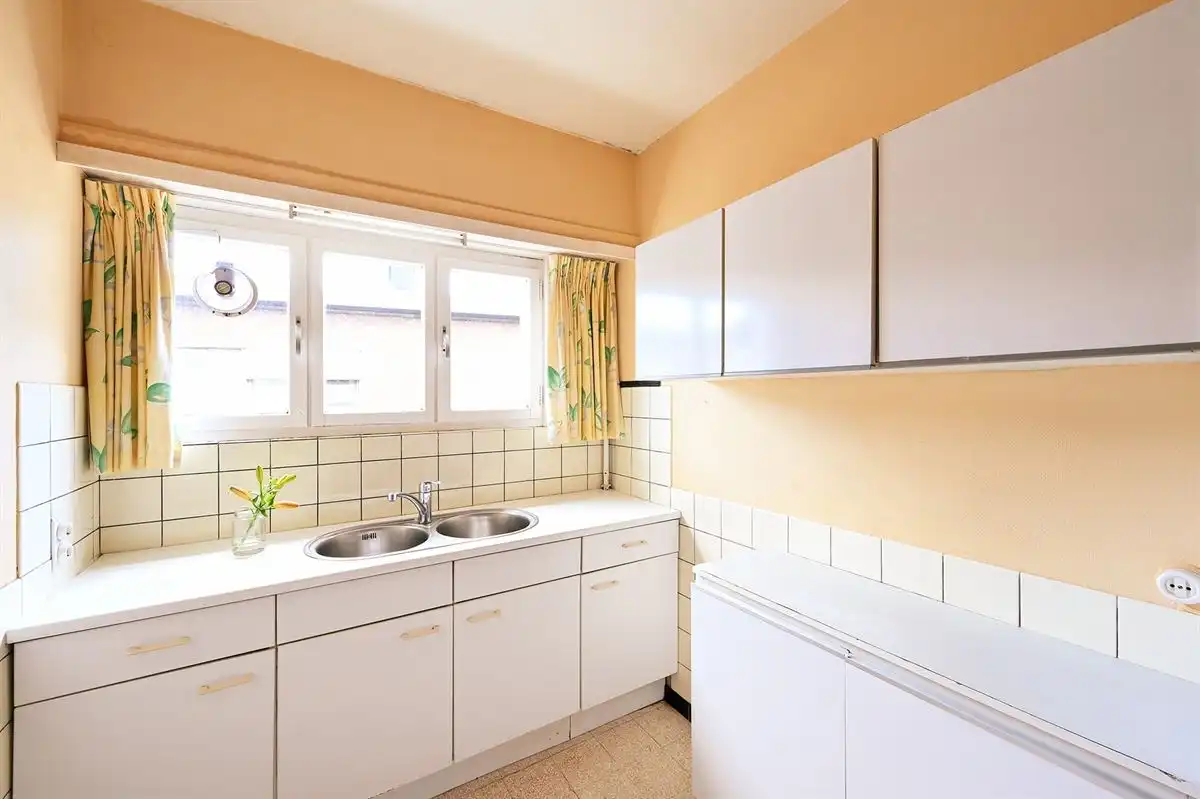 Lichtrijk te renoveren hoekappartement in hartje Brasschaat foto 7