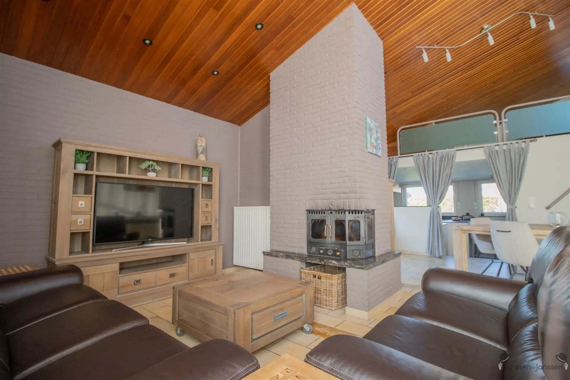 Rustig gelegen gerenoveerde (2022) gelijkvloerse woning met 4 slaapkamers op 970 m². foto 5