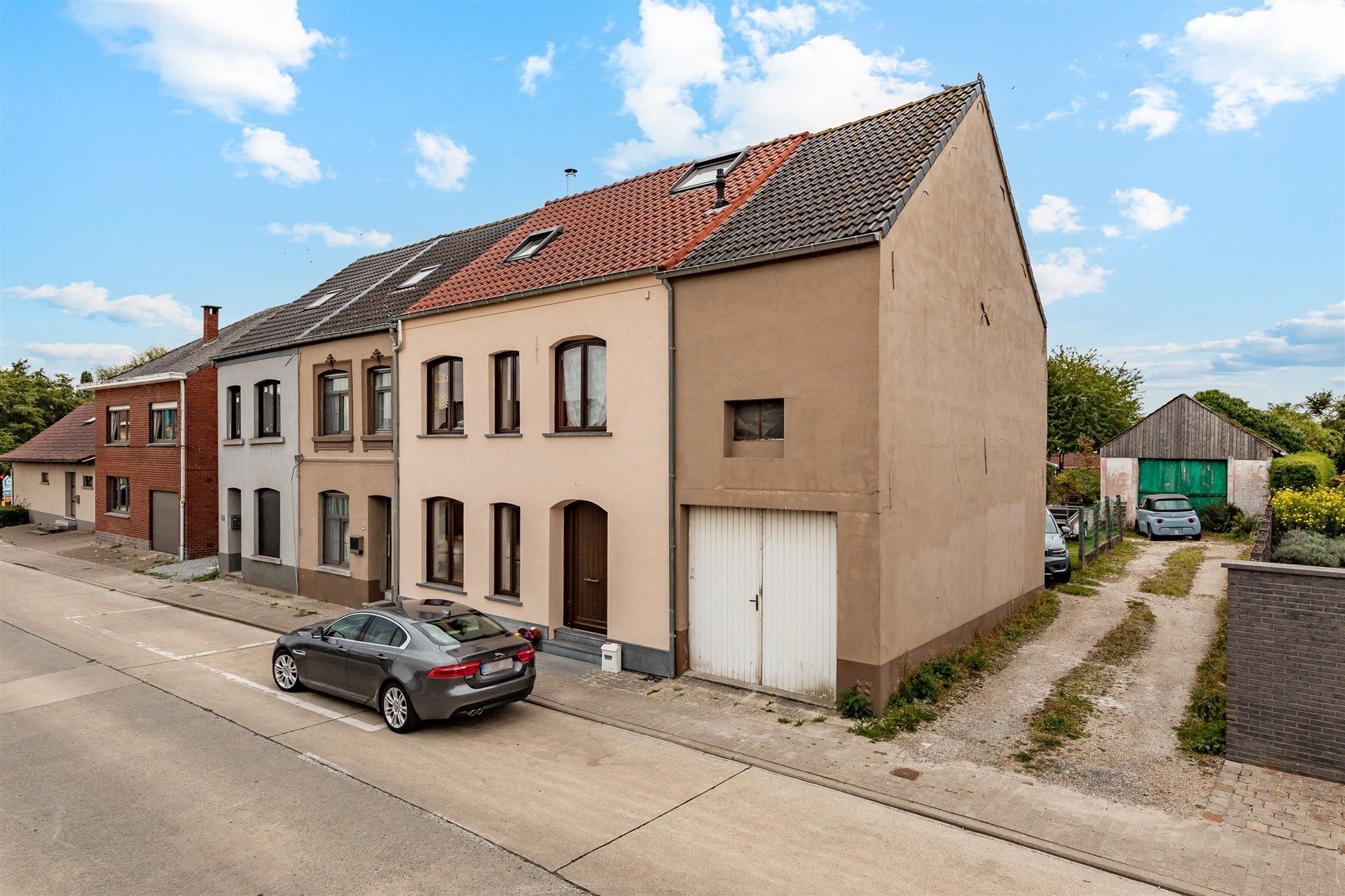 Gezinswoning met vier slaapkamers, garagegebouw en grote tuin op 1705 m² foto 3