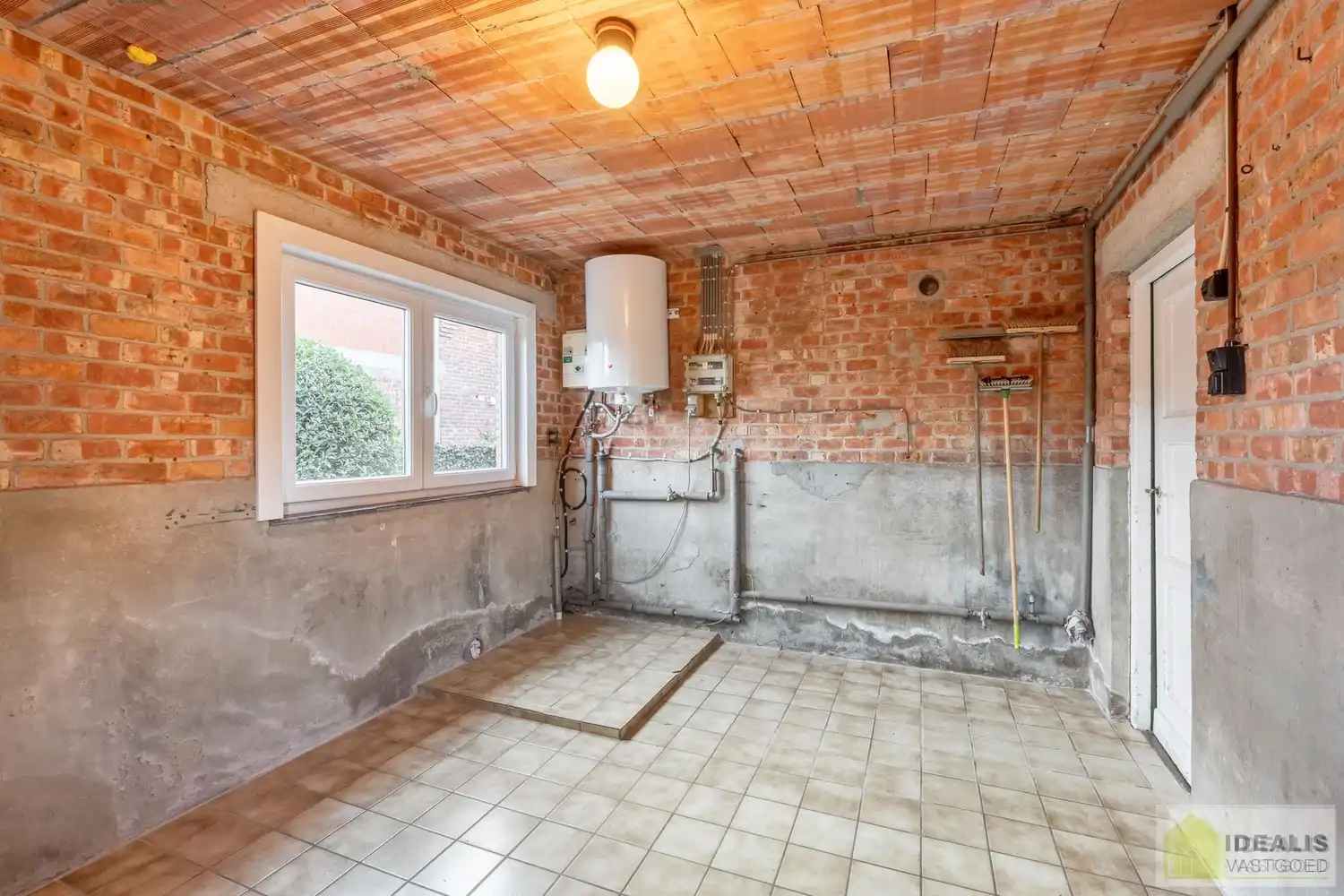 TE RENOVEREN WONING NABIJ HET CENTRUM VAN WIJCHMAAL, PEER OP EEN PERCEEL VAN  MAAR LIEFST 12A 5CA – DE WONING OMVAT EEN OPEN LEEFRUIMTE MET VEEL LICHTINVAL, KEUKEN MET AANSLUITEND EETKAMER, 3 SLAAPKAMERS, BADKAMER, VERANDA EN TWEE RUIME OPSLAGRUIMTES/WERKPLAATSEN – Een praktisch ingedeelde woning op een ruim perceel nabij het centrum van Peer! Dé perfecte zet voor zij die op zoek zijn naar een te renoveren woning met veel mogelijkheden op een rustige locatie in Wijchmaal, Peer! foto 20