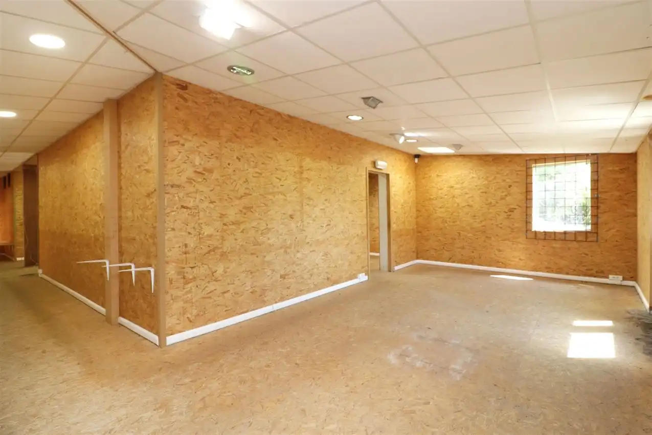 handelszaak met magazijn op zeer zichtbare locatie foto 21