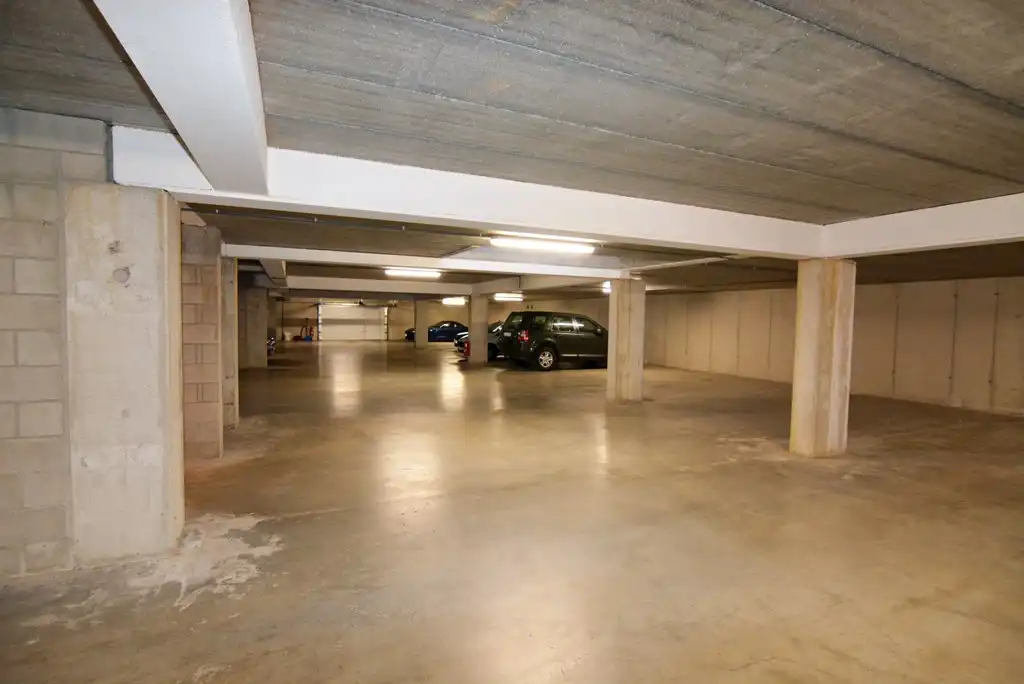 Gelijkvloers appartement met 2 slpk, ruim terras, tuin en 2 autostandplaatsen. foto 25