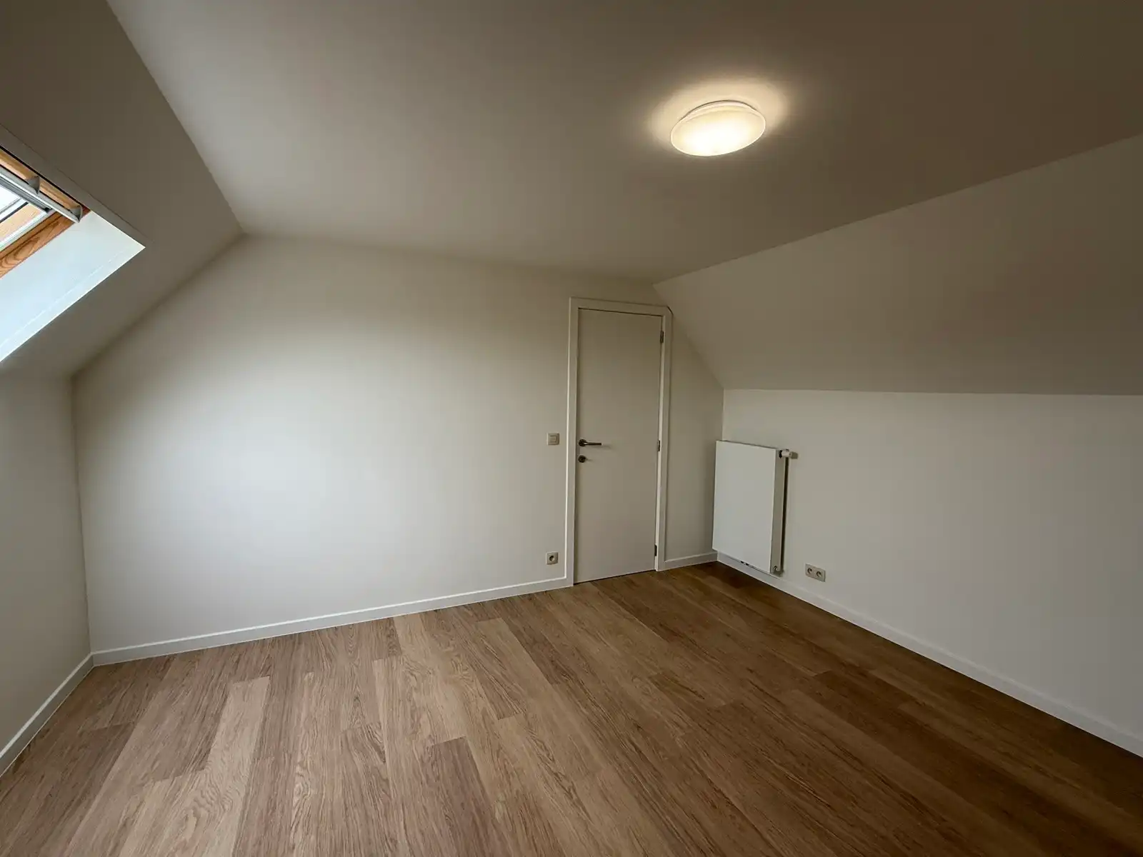 Volledig gerenoveerd, instapklaar duplex appartement met terras in het centrum van Tielt.  foto 15