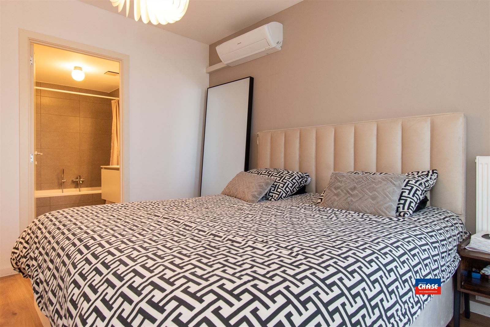 Recente woning met 3 slaapkamers, garage en tuin foto 12
