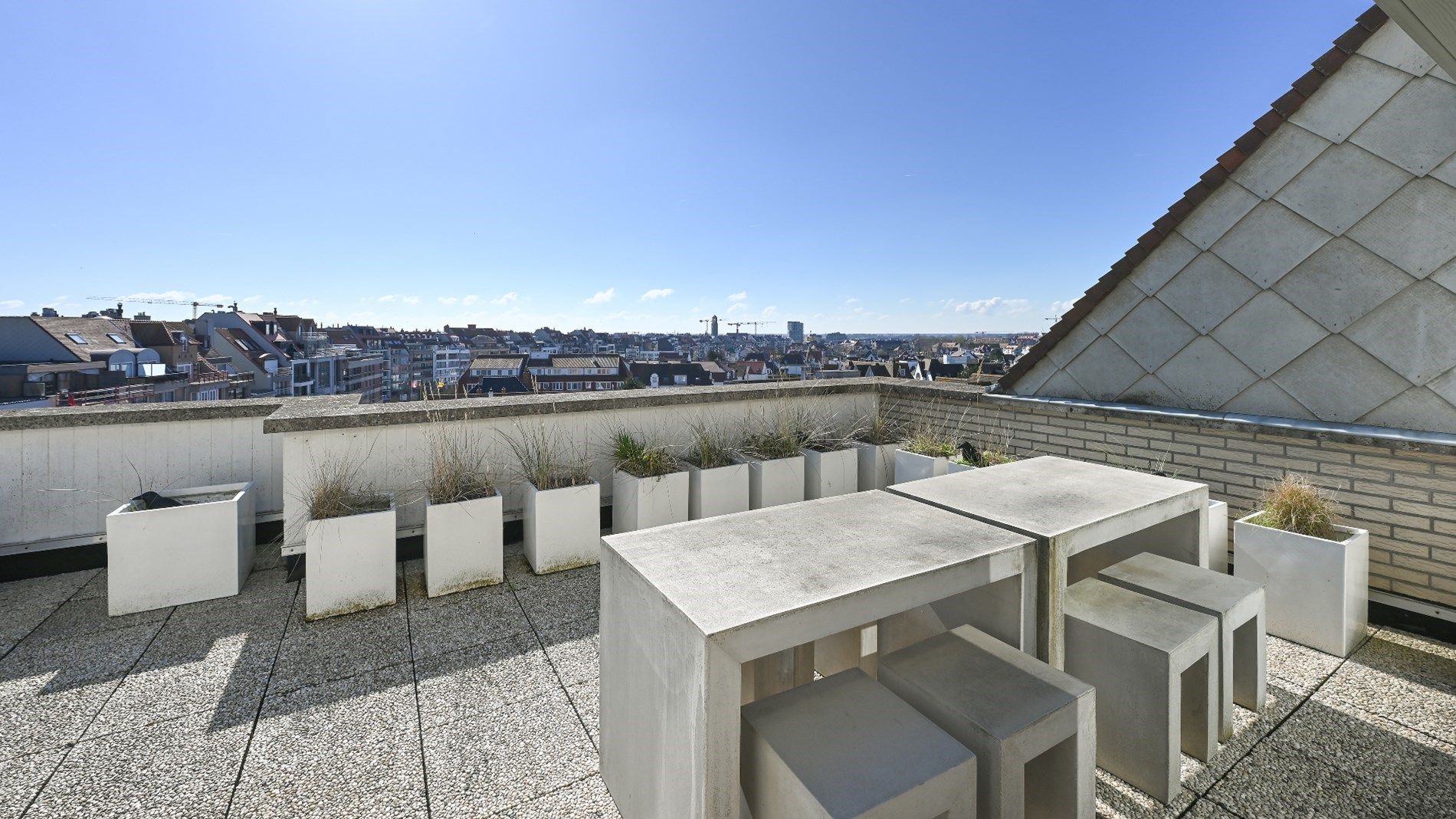 Ongemeubelde penthouse met groot zonneterras met panoramisch zicht over de villa's.  foto 17