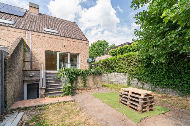 Ruime woning op goed gelegen locatie - 421 m² foto {{pictureIndex}}