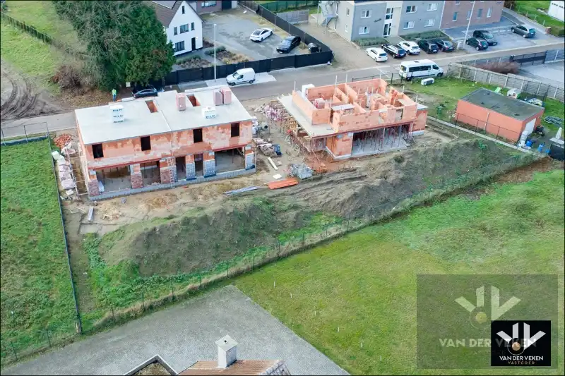 Moderne halfopen nieuwbouwwoning met 4 slaapkamers en 2 badkamers met carport foto 19