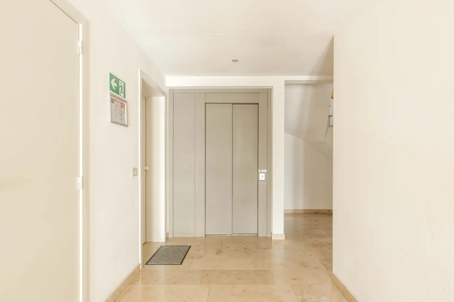 Hoekappartement te Meulebeke met garage en 2 terrassen. foto 4