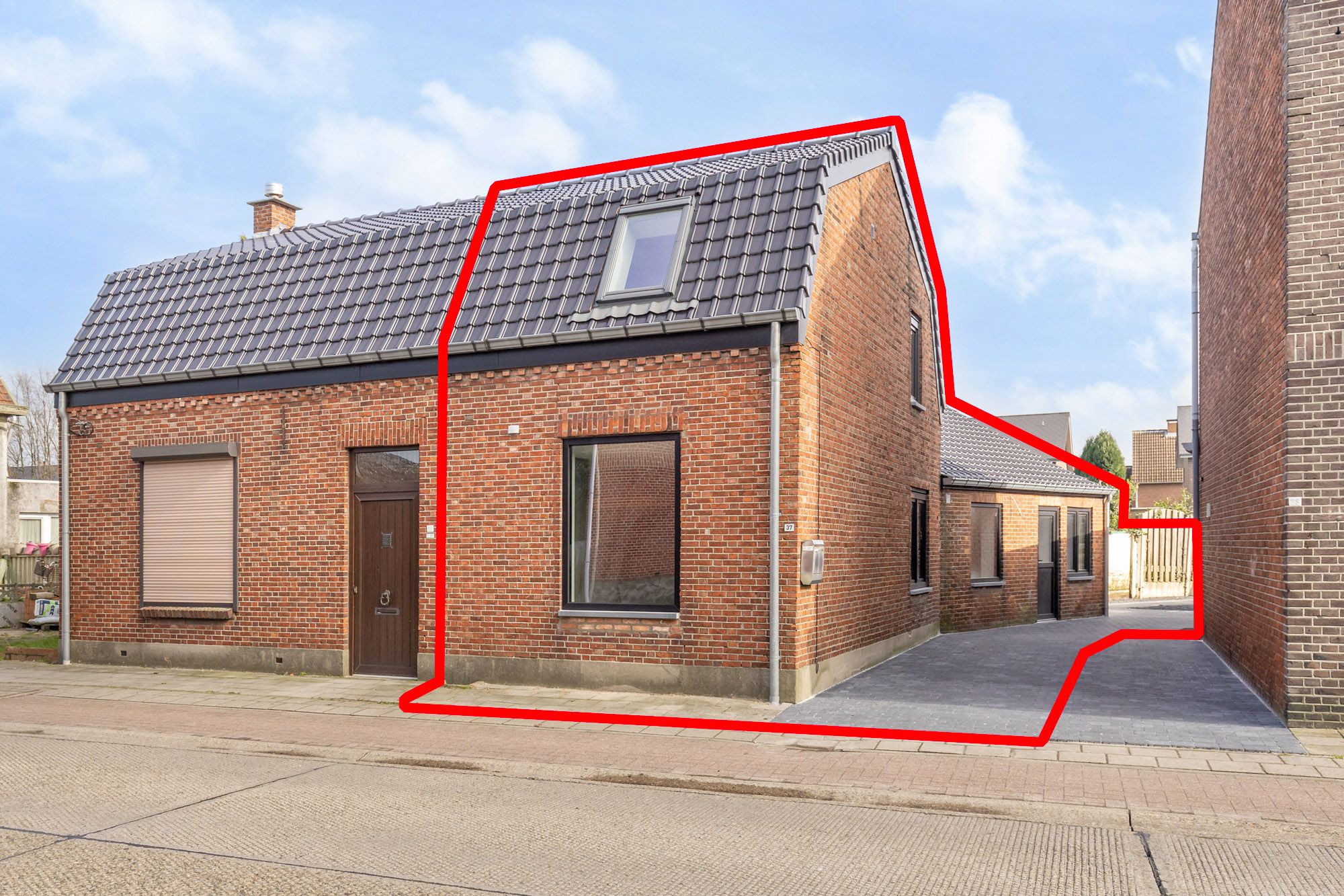 IDEALIS VASTGOED – Charmante en volledig gerenoveerde woning met een gezellige leefruimte, uitgeruste keuken, knappe slaapkamer én ruime badkamer! foto 3