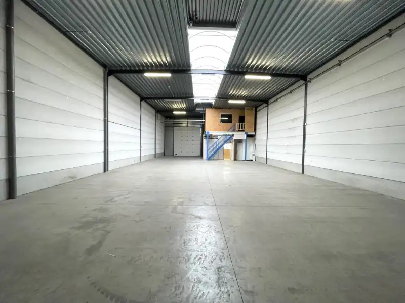 Zeer goed gelegen KMO-unit van 310 m² met mezzanine en 3 parkeerplaatsen foto 3