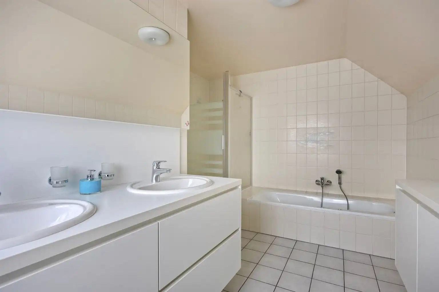 Toffe, vrijstaande split-level woning met 4 slaapkamers, inpandige garage, prachtig aangelegde tuin en zonnepanelen, rustig gelegen in het landelijke Ophoven.  foto 13