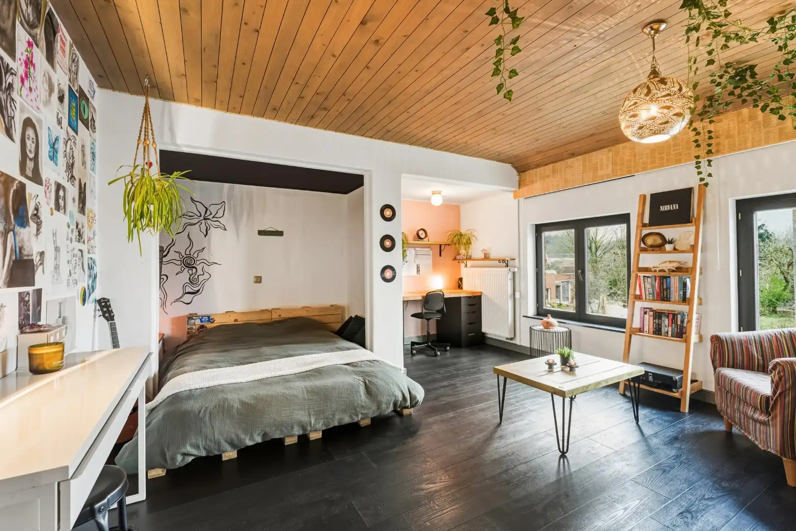 Charmante woning met o.a. 5 kamers en bureau foto 13