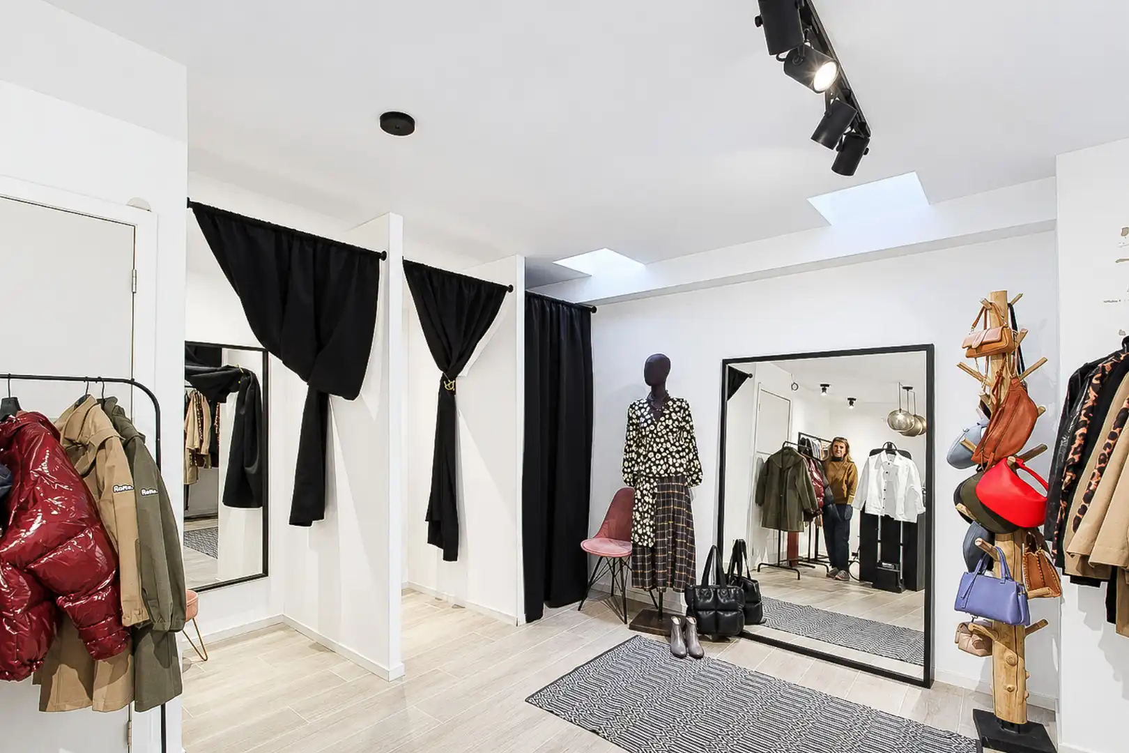 Moderne winkel met hoge plafonds te huur Lippenslaan 333 (vanaf 1/4/2027) foto 3